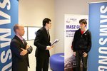 Marek Rogalski (zwycięzca kategorii Aplikacje), Adam Roś (Samsung R&D Center), Jarosław Szponar (Samsung).JPG